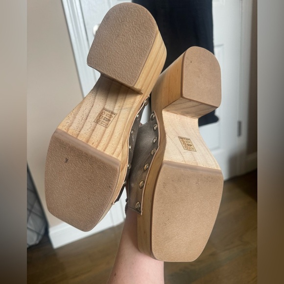 NWOT urban outfitters silver/ wood mules - Picture 5 of 7